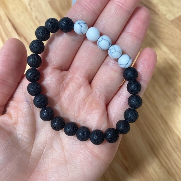 Lava rock diffuser bracelet with white howlite stone beads - Picture 5 of 6